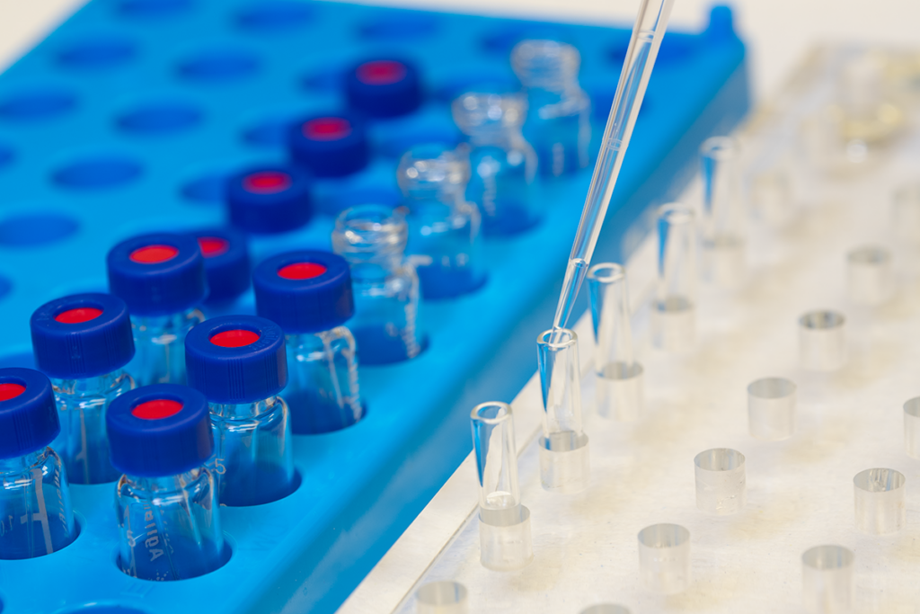 filling of inserts for vails with a pipette